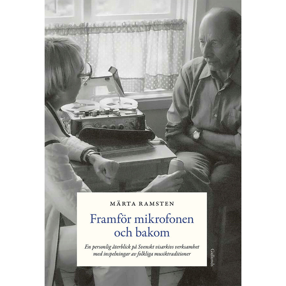Märta Ramsten Framför mikrofonen och bakom : en personlig återblick på Svenskt visarkivs verksamhet med inspelningar av folkliga musik...