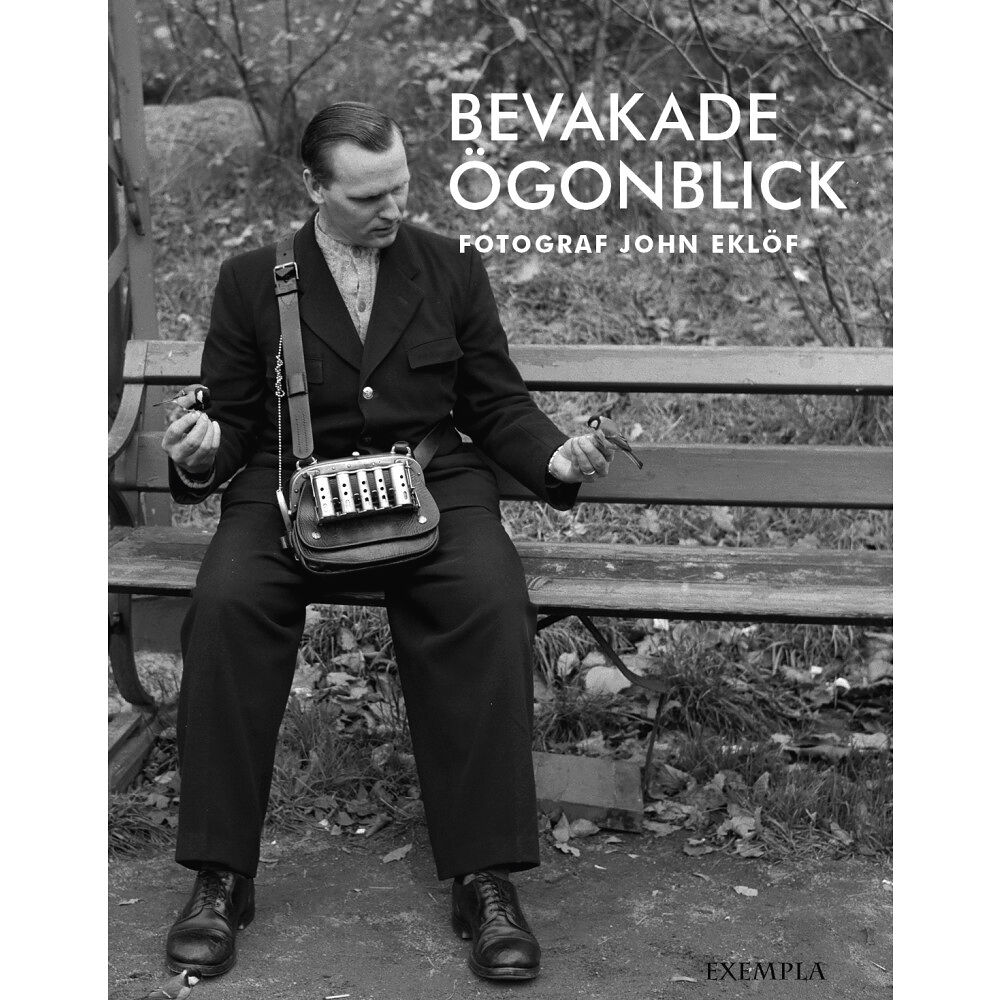Exempla förlag Bevakade ögonblick : fotograf John Eklöf (bok, danskt band)