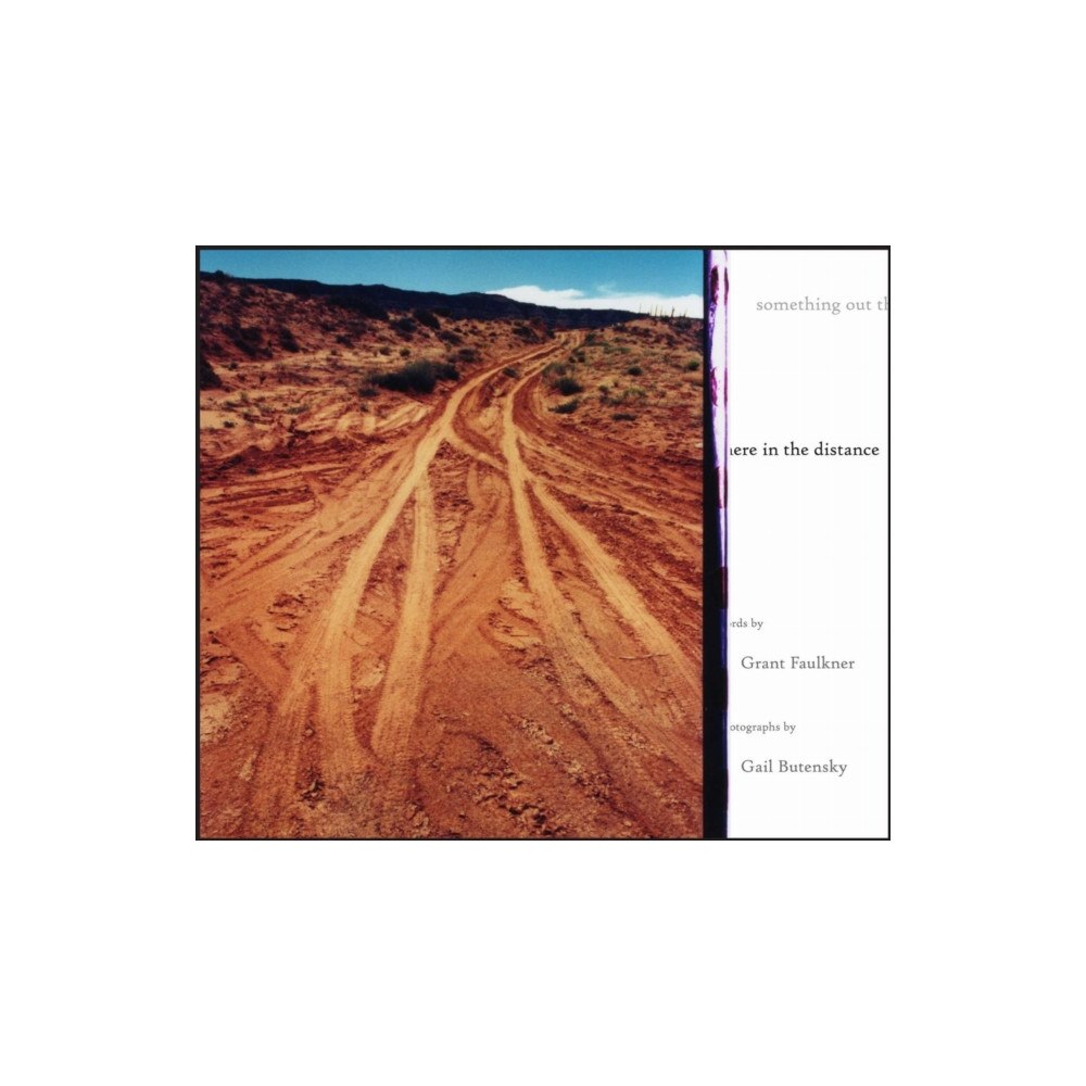 University of New Mexico Press Something Out There in the Distance (inbunden, eng)