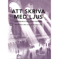Johan Gardfors Att skriva med ljus. 13 essäer om litteratur och fotografi (bok, kartonnage)